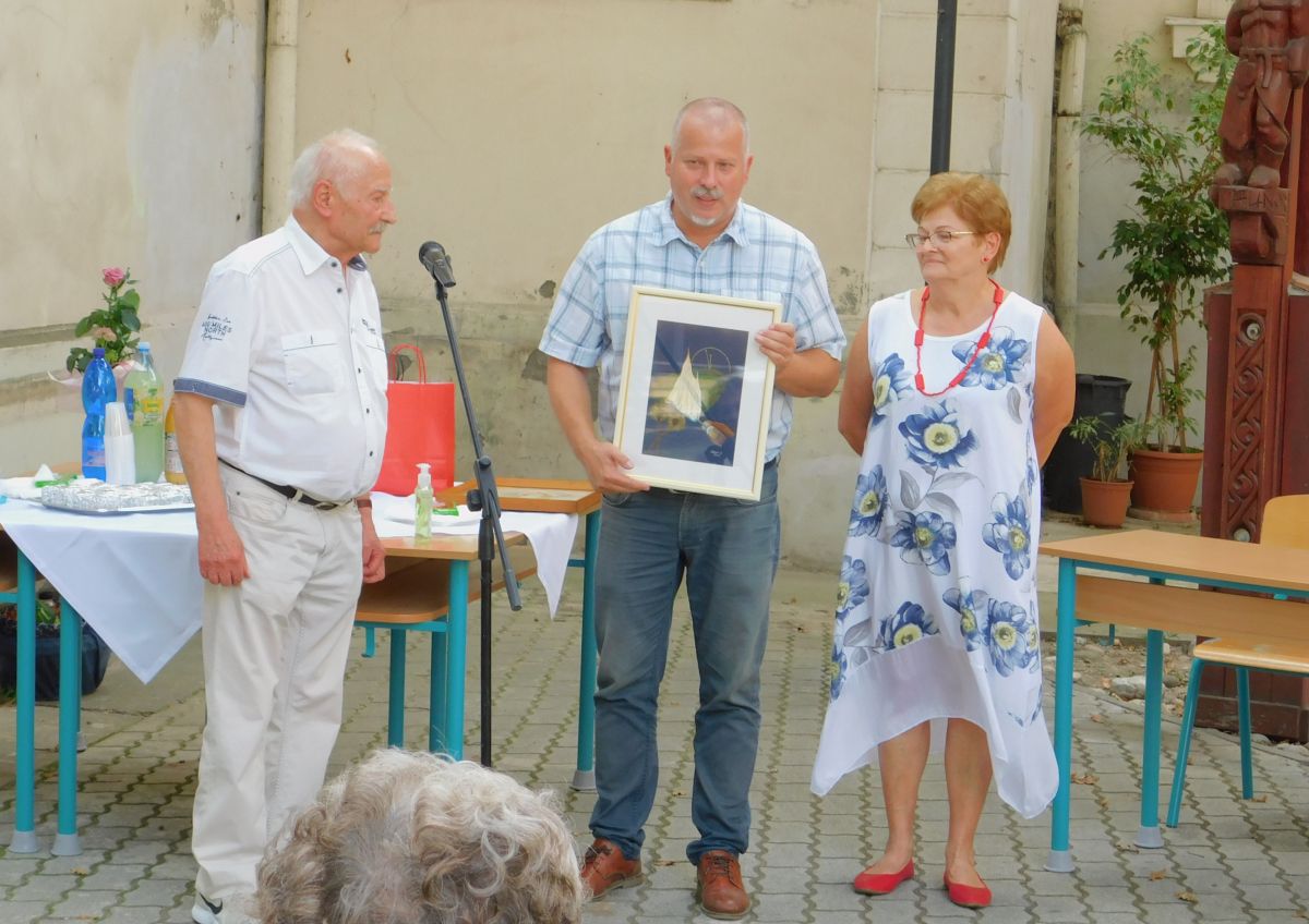 Még ma is álmodik az iskolával