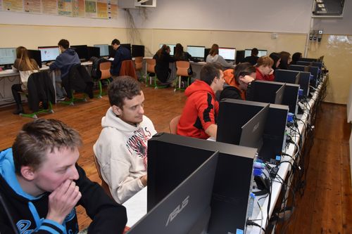 Számítástechnikai tanterem tanulókkal, Dunaföldvár