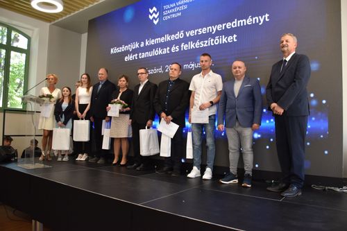 A kiváló versenyeredményt elért tanulókat és felkészítő oktatóikat köszöntöttünk